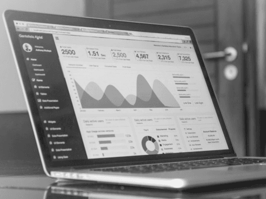 チャートと進捗データを表示する学習アナリティクスダッシュボードのノートパソコン